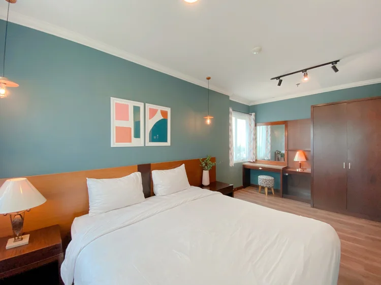 Palermo: Kamar utama: king bed 200 cm, lemari, meja rias, dan kamar mandi dalam.