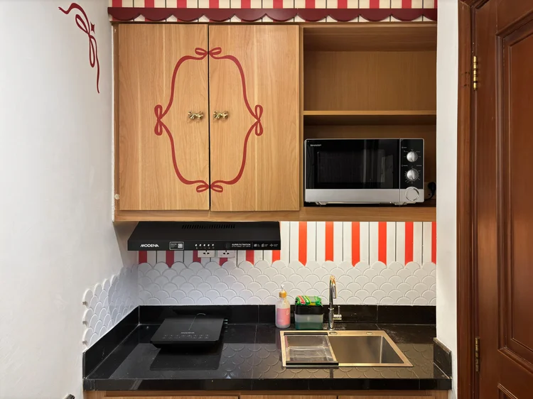 Chamonix: Dapur dengan lemari bermotif ceri dan microwave; minimarket di lobi jual bahan dasar buat masak.