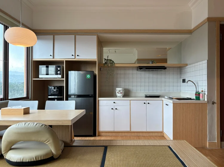 Fukuoka: Dapur terbuka dengan kulkas, microwave, kompor induksi, dan rice cooker.