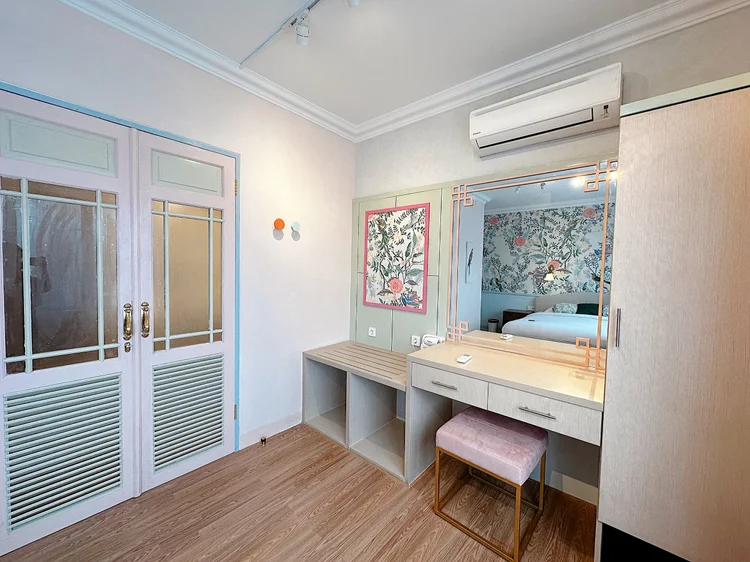 Malacca: Meja rias dengan cermin lebar dan AC sendiri di kamar utama.