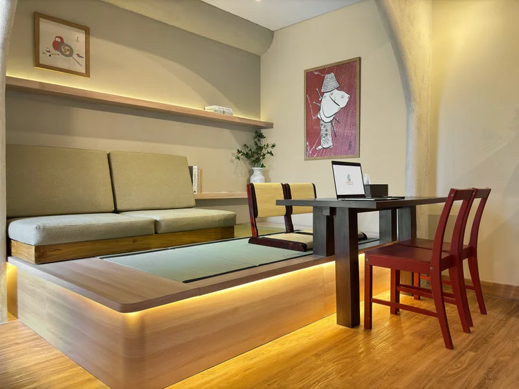 Nakameguro: Panggung tatami dengan sofa lantai dua dudukan, lampu di bawahnya.