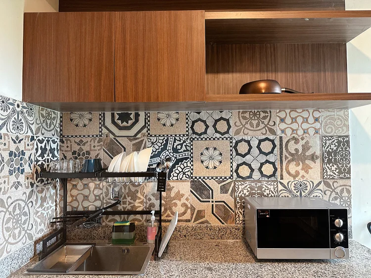 Amalfi: Dapur tertutup dengan microwave dan rak piring, aroma masakan tidak sampai ke ruang tamu.