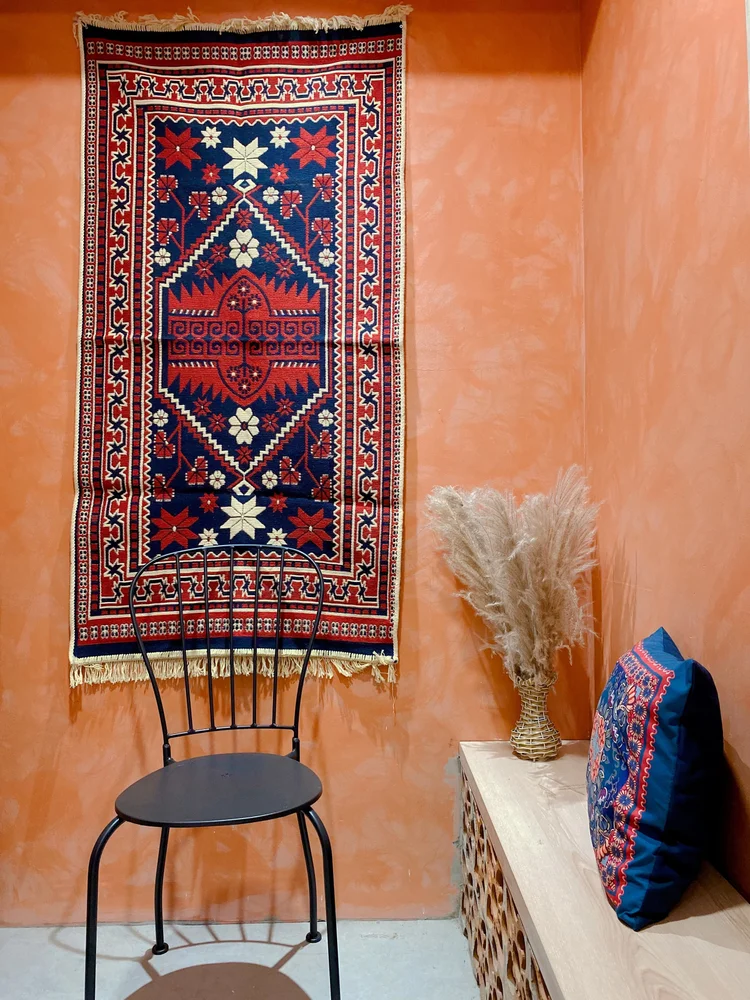 Cappadocia: Kilim di dinding oranye, detail kecil yang membawa suasana Turki.