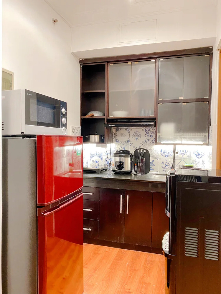Amsterdam: Dapur terbuka dengan kulkas merah dan microwave; minimarket di lobi jual bahan dasar buat masak.