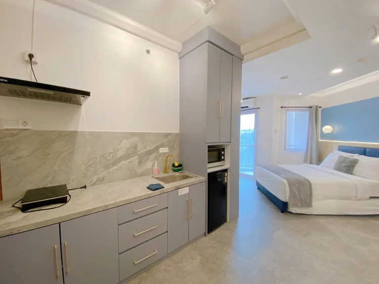 Austin: Dapur terbuka modern tepat di sebelah area tidur, praktis buat sarapan.