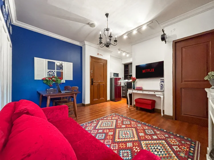 Amsterdam: Dari sofa langsung menghadap TV, dapur dan pintu masuk terlihat dari satu tempat.