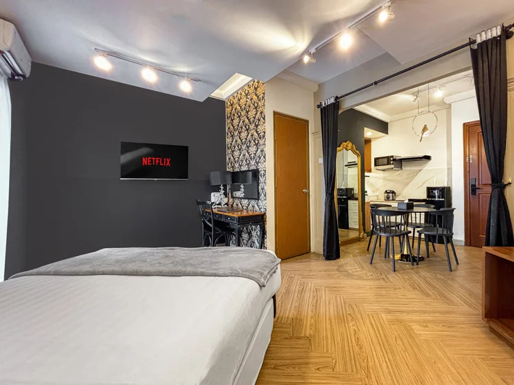 Vienna: Dari kasur terlihat smart TV dengan Netflix dan pintu menuju area makan serta dapur.