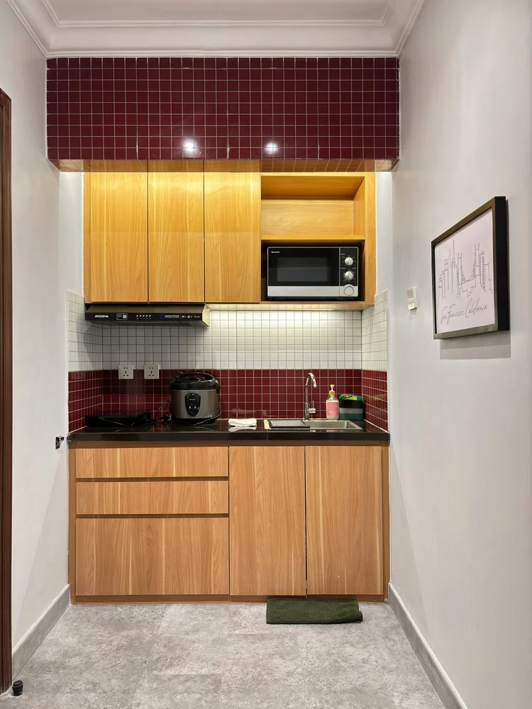 San Francisco: Dapur terbuka modern: kompor induksi, microwave, kulkas, dan alat masak dasar.