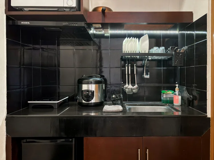 Brooklyn: Dapur terbuka dengan kompor induksi dan rice cooker; alat masak dasar sudah ada.