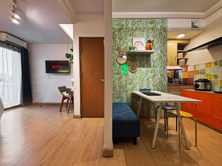 Barbados: Tema Colorful Bohemian: dapur oranye, wallpaper tropis, dan mural gunung, studio untuk 4 orang.