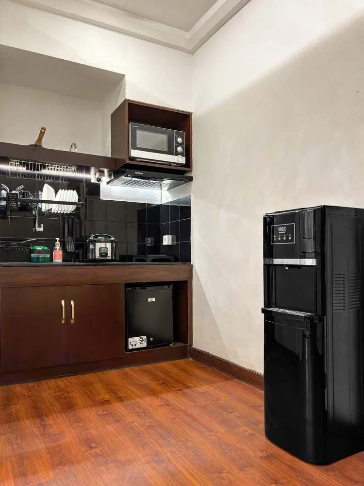 Provence: Dapur terbuka dengan kulkas dan dispenser, plus satu galon cadangan di tiap unit.