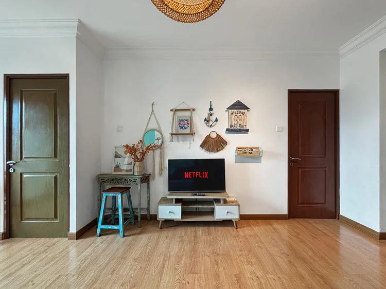 Honolulu: Smart TV dengan Netflix di ruang tamu, nonton bareng setelah jalan-jalan.