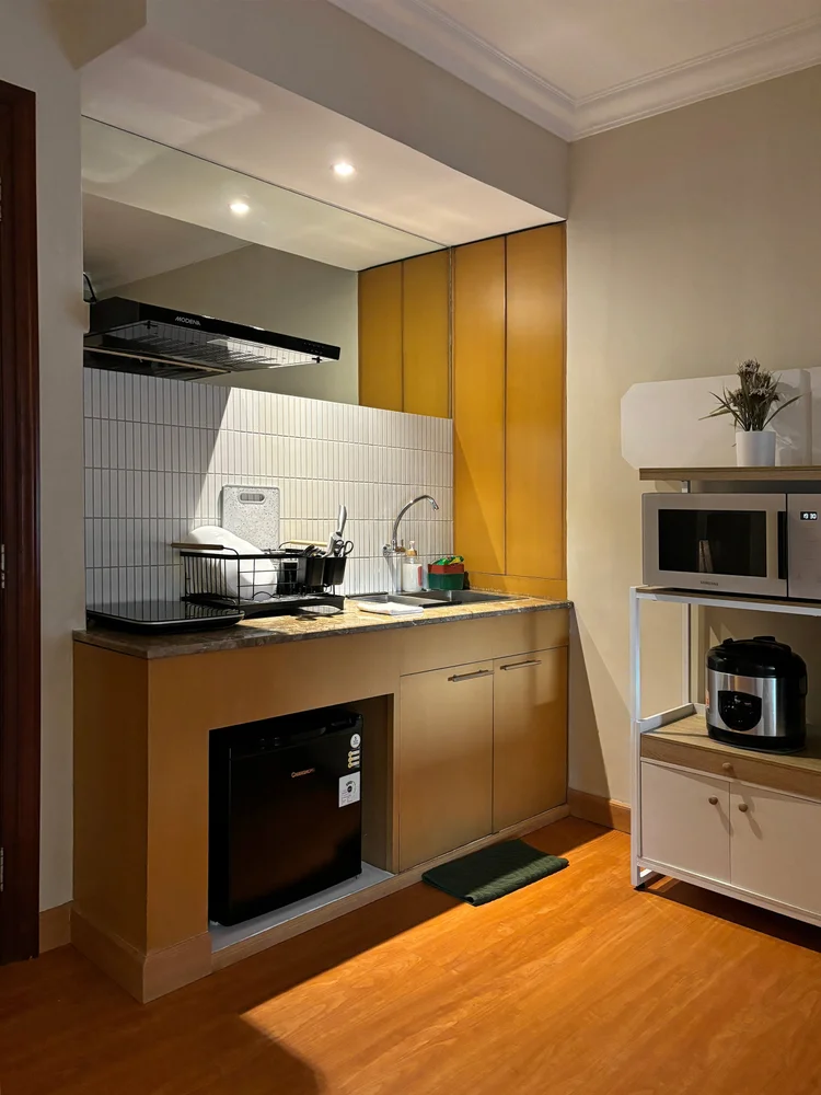 Nami: Dapur terbuka: kompor induksi, microwave, rice cooker, dan kulkas.