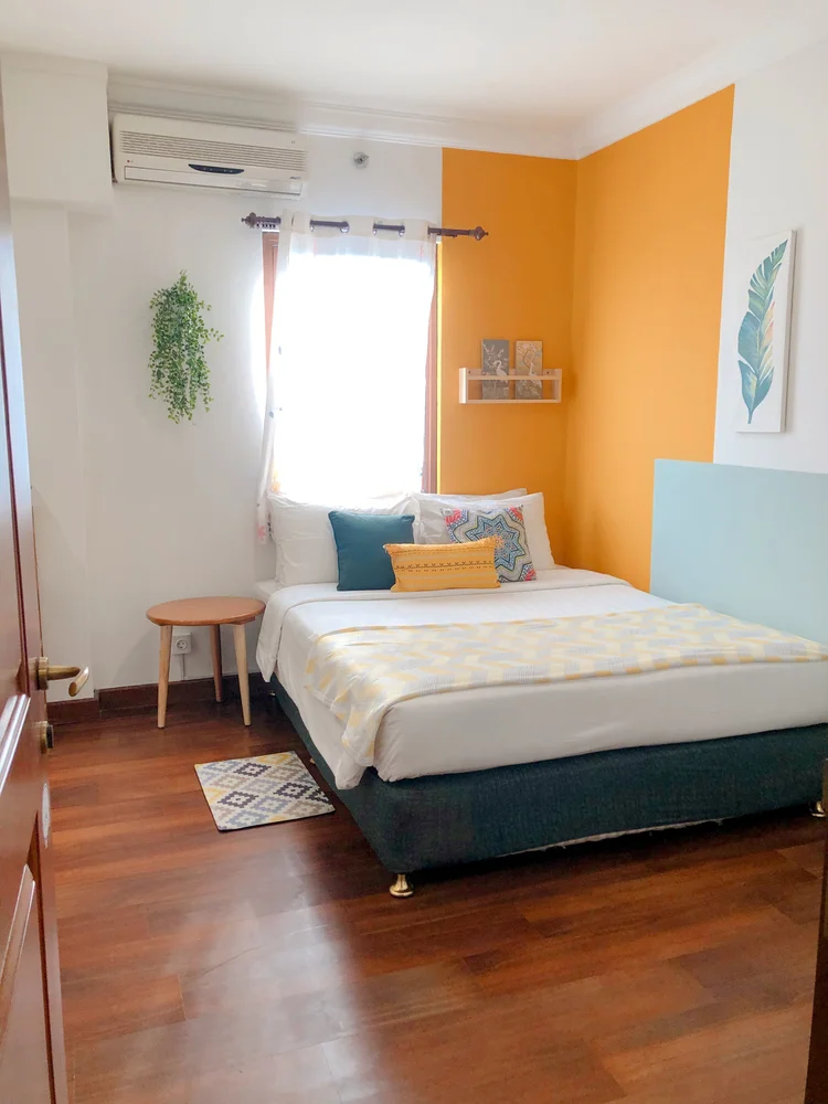 Havana: Kamar utama: queen bed 160 cm dengan AC dan dinding kuning cerah.