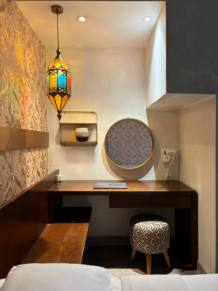 Marrakech: Meja rias dengan cermin bundar dan bangku, lemari pakaian di kamar yang sama.