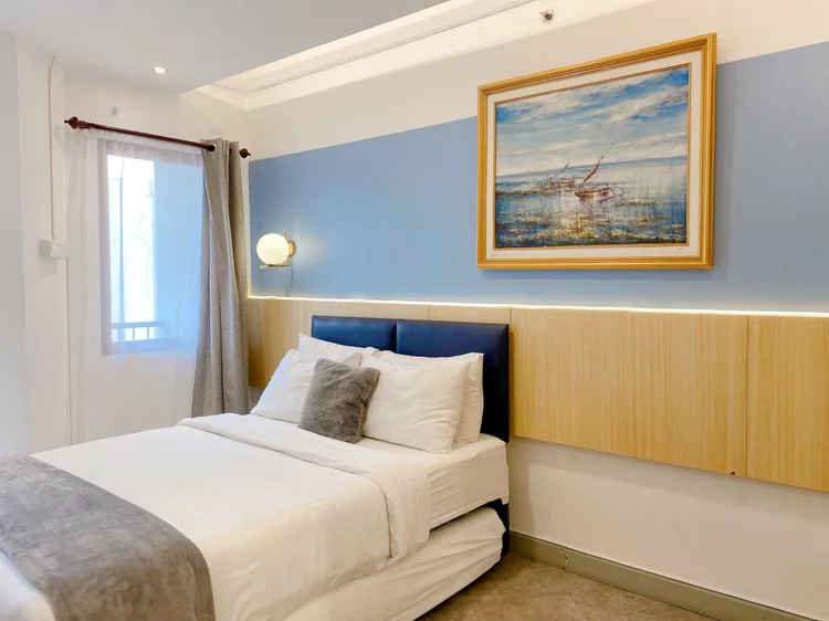 Austin: Tema Coastal Modern: biru laut dan kayu terang, studio untuk 4 orang.