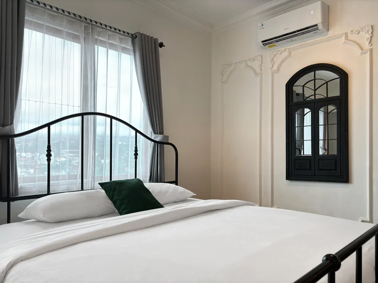 Paris: Sprei putih di setiap kasur, standar yang sama di semua unit kami.