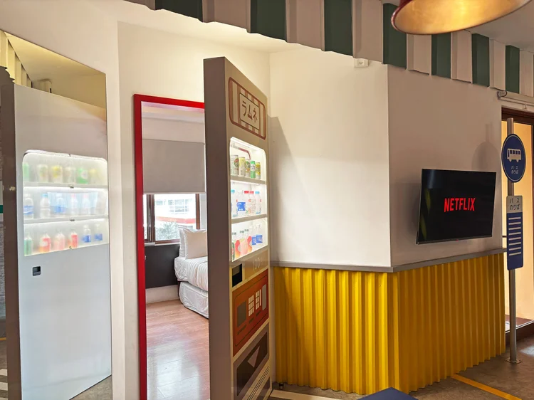 Shibuya: Dari area tidur: smart TV dan ruang tengah bergaya jalanan Tokyo.