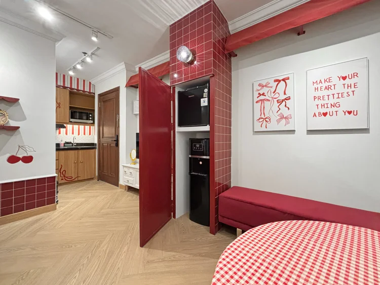 Chamonix: Lorong berlantai merah menghubungkan kamar tidur dan dapur.