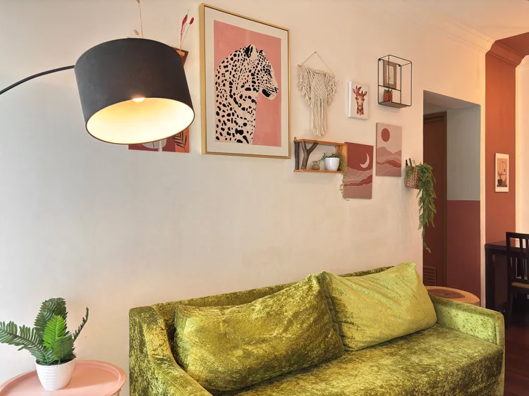 Namibia: Sofa ini bisa dibuka jadi single bed, sudah termasuk kapasitas 7 orang.