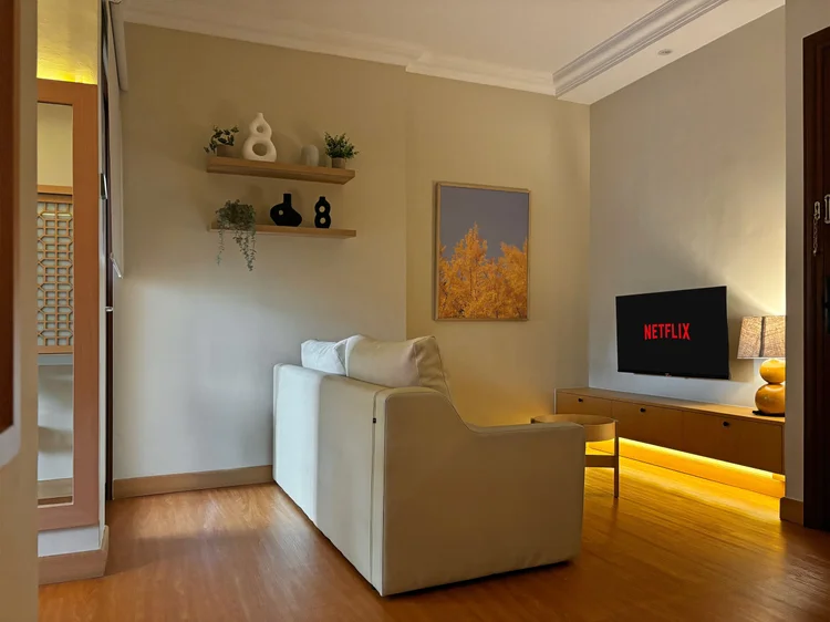 Nami: Ruang keluarga: sofa bed menghadap smart TV dengan Netflix.