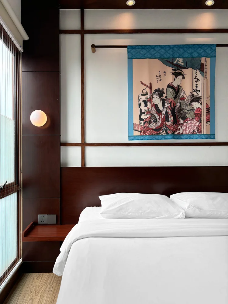 Okinawa: Sprei putih di tiap kasur Okinawa, standar yang sama di semua unit kami.
