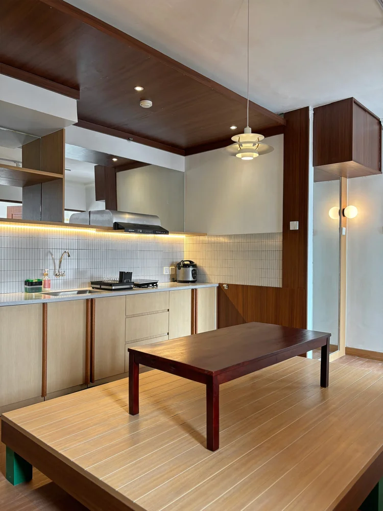 Incheon: Dapur terbuka dengan kompor induksi, kulkas, microwave, dan rice cooker.