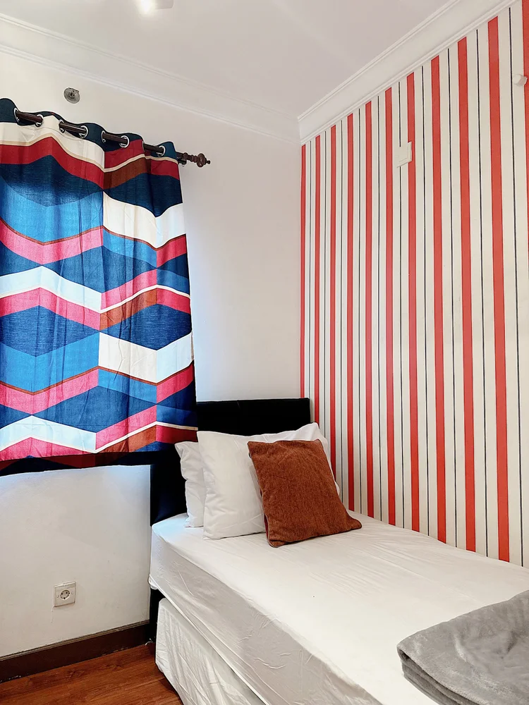 Amsterdam: Kamar satunya: dua kasur single 90 cm yang bisa dirapatkan, dengan AC dan meja.