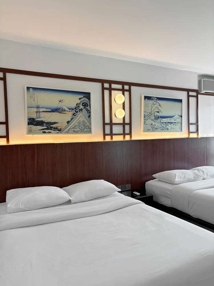 Okinawa: Lukisan bergaya Jepang menghiasi tiap kamar, konsisten di seluruh unit.