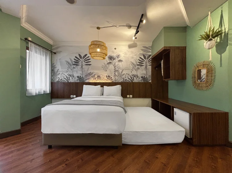 Panama: Kasur sliding: bagian bawahnya ditarik keluar, jadi dua small double bed terpisah.