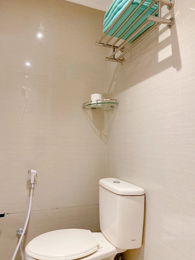 Saigon: Toilet dengan rak handuk; sabun, sampo, dan tisu sama di semua unit.
