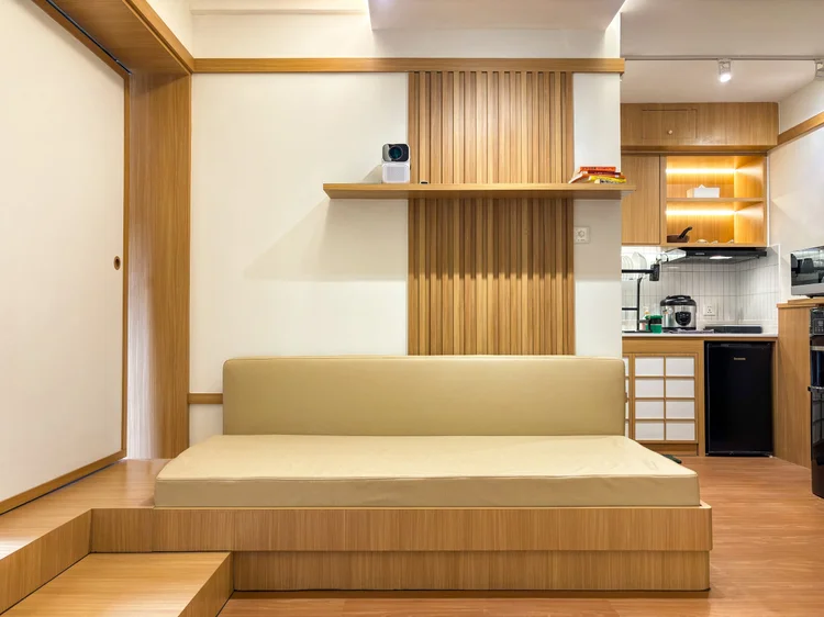 Omotesando: Sofa bed ala Jepang dengan proyektor pintar di dinding, sudah termasuk kapasitas 5 orang.