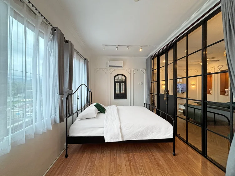 Paris: Sekat kaca berbingkai hitam memisahkan kamar dari ruang keluarga.