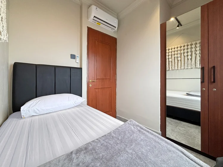 Saitama: Kepala tempat tidur hitam, AC, dan lemari dengan cermin di kamar ini.