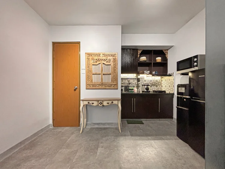 Marrakech: Lorong masuk dengan meja konsol, dapur dan kulkas di sebelahnya.