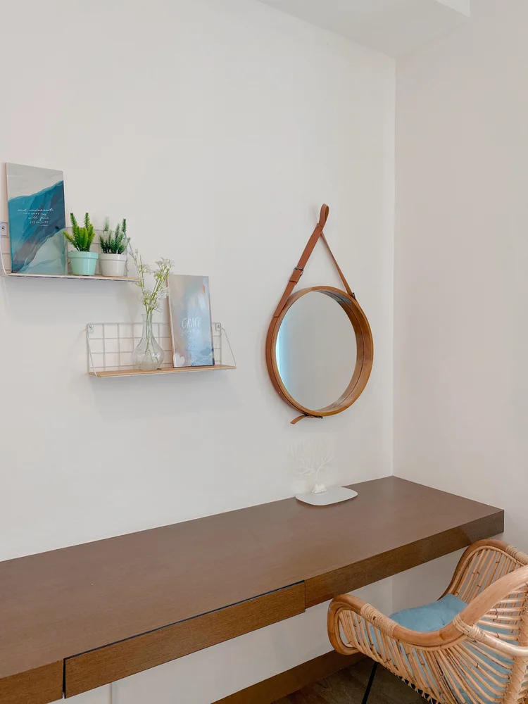 Oslo: Meja rias dengan cermin bulat dan kursi rotan, bersiap tanpa keluar kamar.