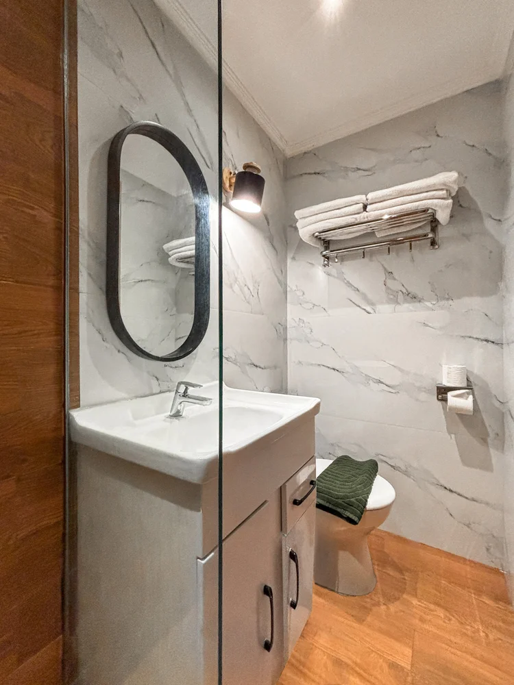 Salzburg: Kamar mandi dengan shower air panas, dibersihkan tim terlatih kami dengan standar CHSE sebelum tiap check-in.