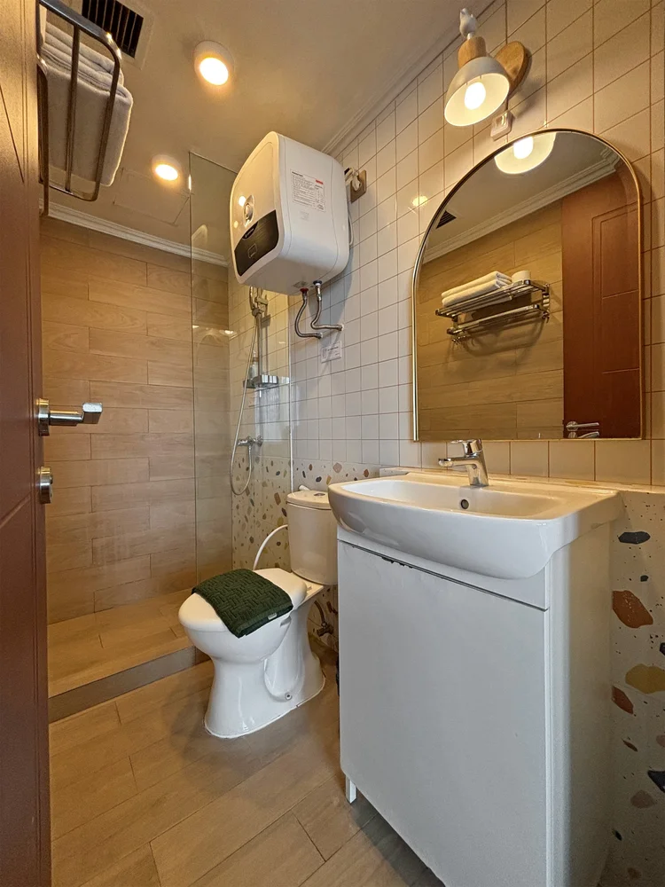 Busan: Kamar mandi dengan pemanas air; sabun dan sampo sama di semua unit.
