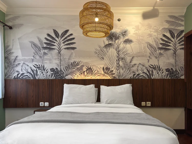 Panama: Wallpaper dedaunan tropis di atas kepala tempat tidur, sesuai tema Lush Utopian.
