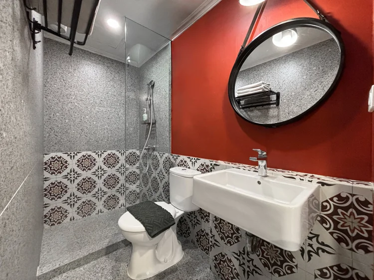 London: Kamar mandi dengan shower dan air panas, siap dipakai kapan saja.