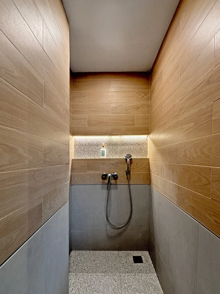 Okinawa: Kamar mandi dengan shower dan air panas, siap dipakai kapan saja.