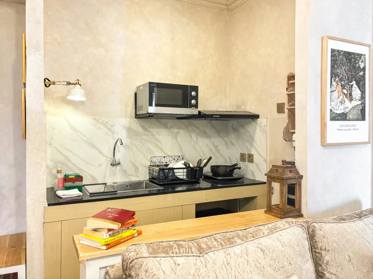 Bordeaux: Dapur lengkap dengan kompor induksi, microwave, dan alat masak dasar.