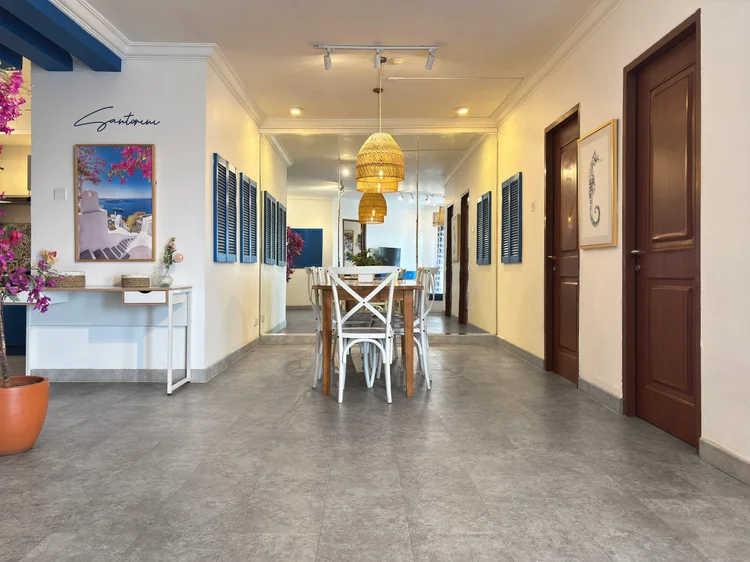 Santorini: Lorong menuju empat kamar tidur, area makan di ujung yang terang.