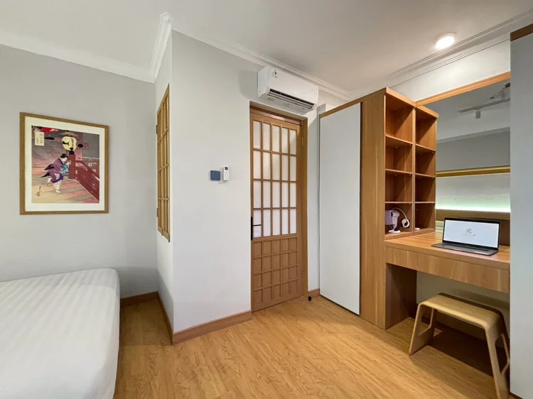 Kawaguchi: Kamar tidur dengan AC, meja rias yang bisa jadi meja kerja, dan rak terbuka.