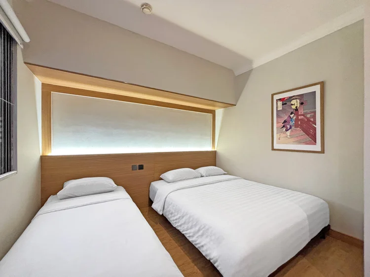 Kawaguchi: Kamar utama: queen bed 160 cm plus single bed, jadi bertiga muat di satu kamar.