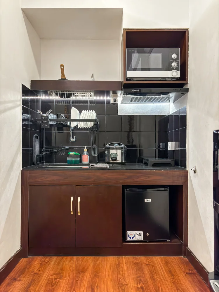 Provence: Kompor induksi, microwave, dan rice cooker; bahan dasarnya ada di minimarket lobi.
