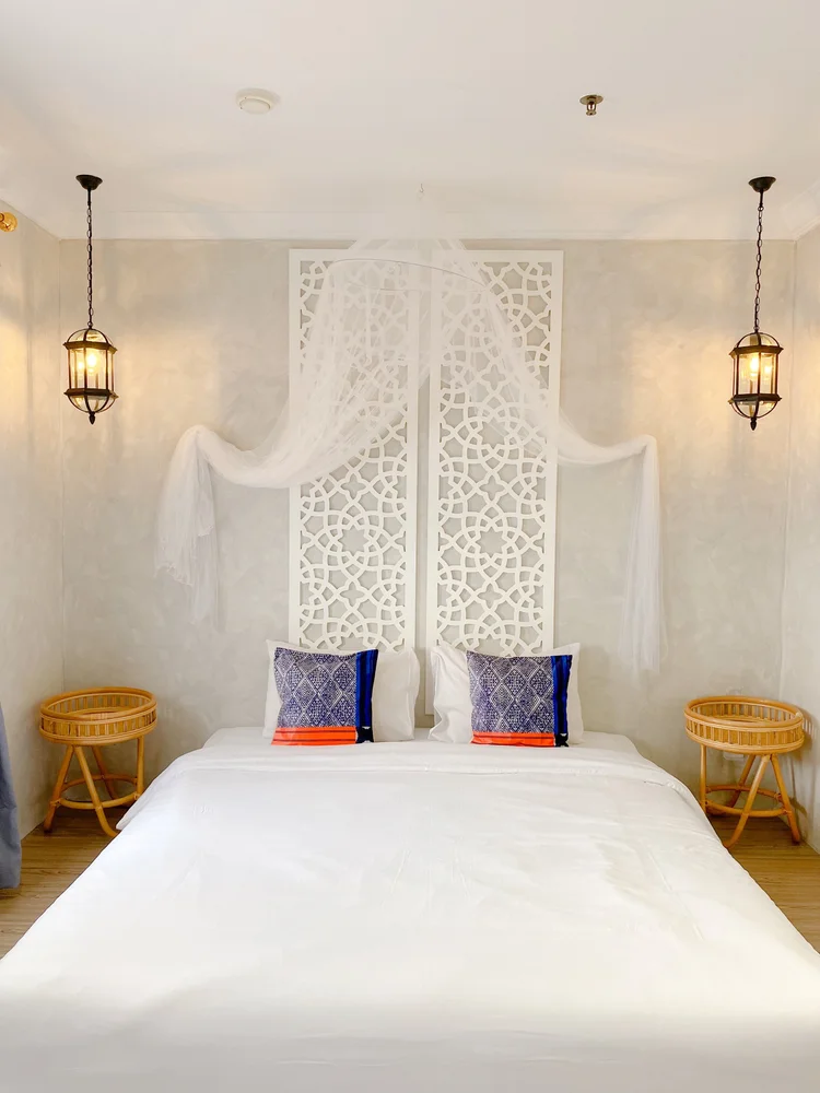 Cappadocia: Kamar utama: queen bed 180 cm dengan kelambu putih dan lentera di kedua sisi.