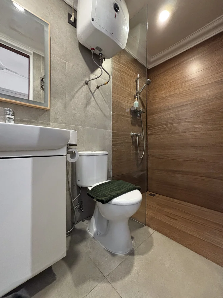 Fukuoka: Pemanas air, shower, dan wastafel dalam satu kamar mandi modern.