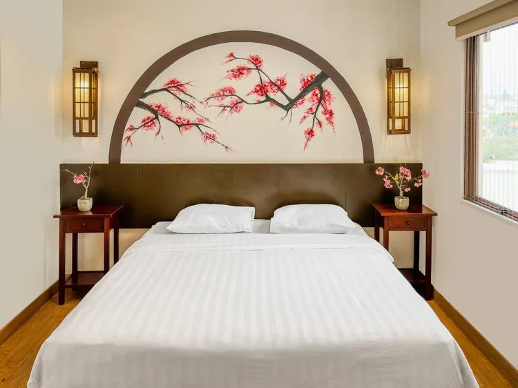 Yokohama: Kamar utama: queen bed 160 cm di bawah mural sakura, dengan meja nakas di kedua sisi.