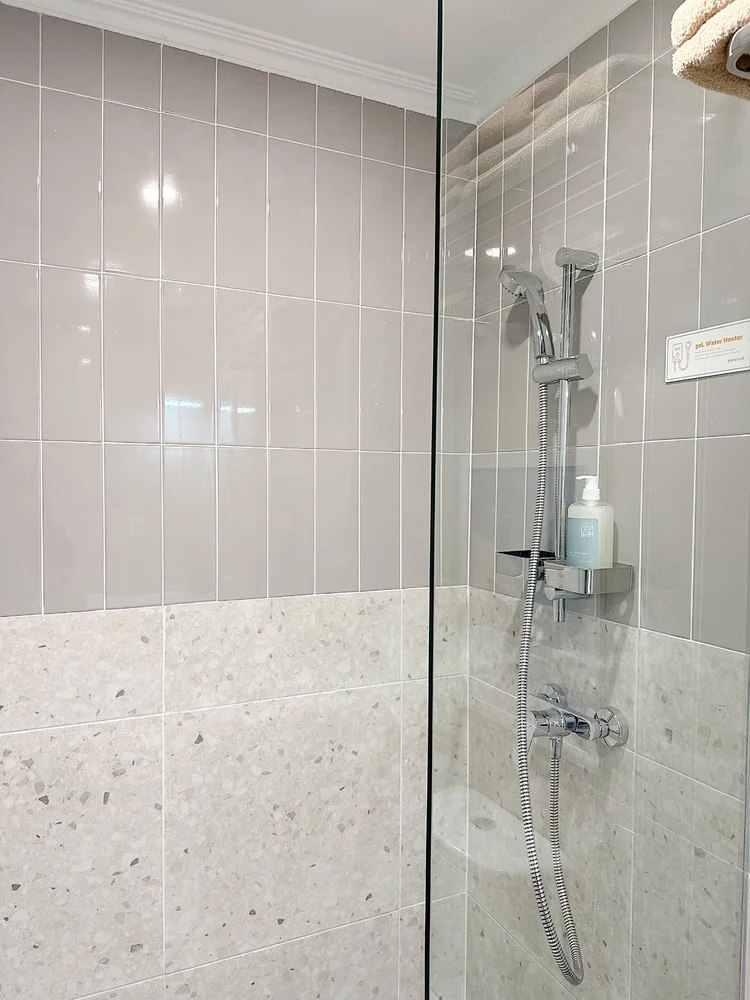 Jeju: Kamar mandi dengan shower air panas, siap dipakai kapan saja.